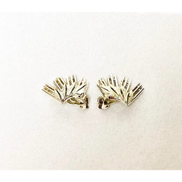 Silver Tone Winged/Spiked Clip-on Earrings Womens Fashion Jewelry - Picture 3 of 4